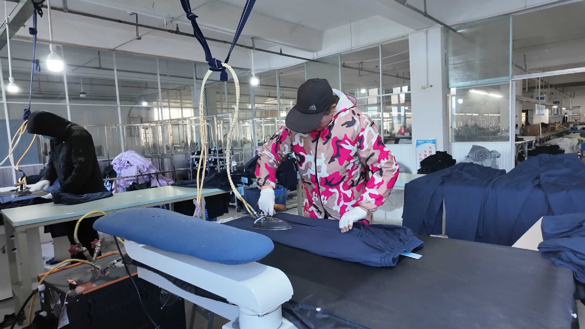 车间内,工人正在赶制针织裤。(湖北日报全媒记者 赵怡然 摄).jpg