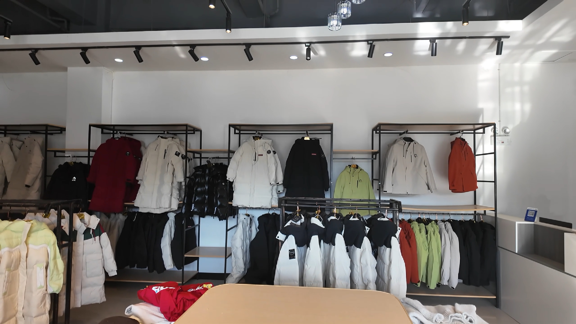 康顺服饰工厂店。(湖北日报全媒记者 赵怡然 摄).jpg